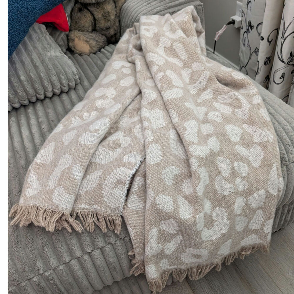 Cozy cheetah print throw. DKNY Pure. 50"x70"